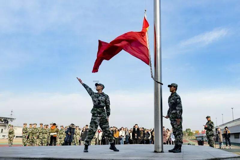 五岁时就爆红全国,后因身材管理被嘲讽,今热衷慈善终被观众认可